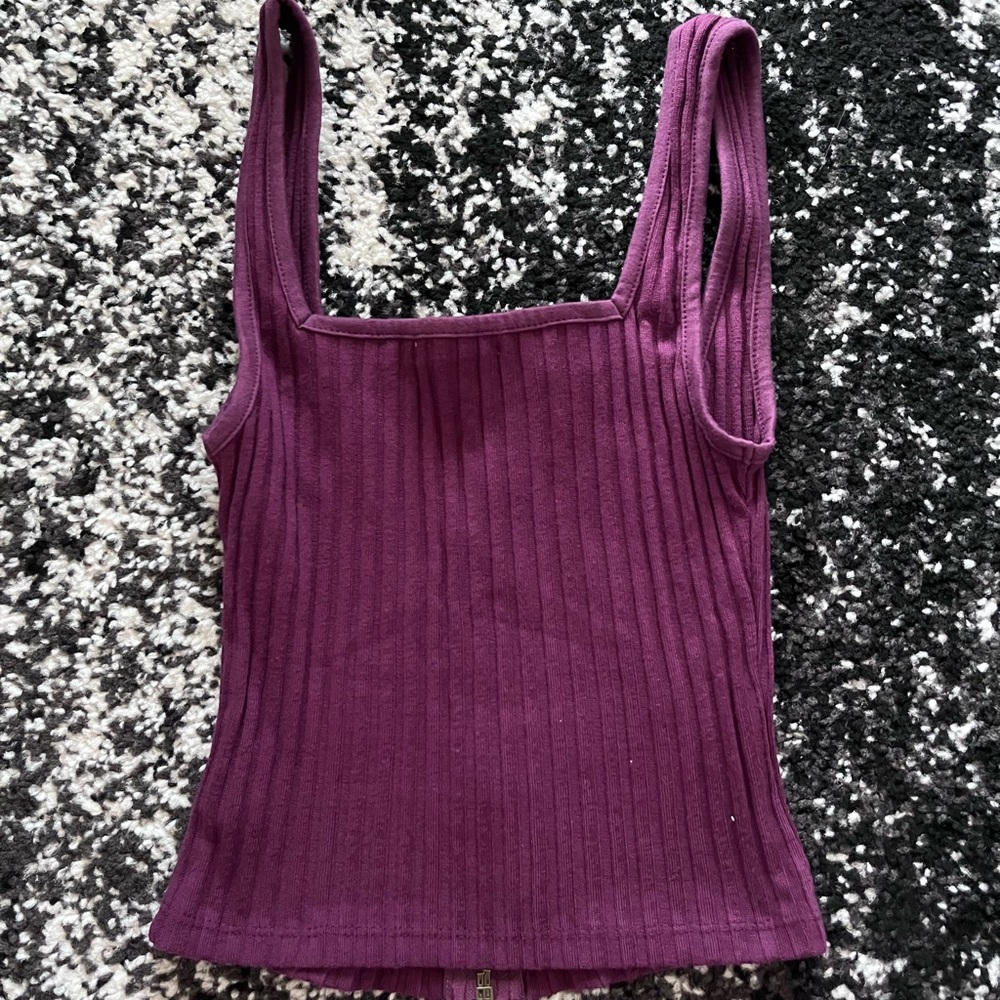 Cute & basic tank top - Picture 2 of 2